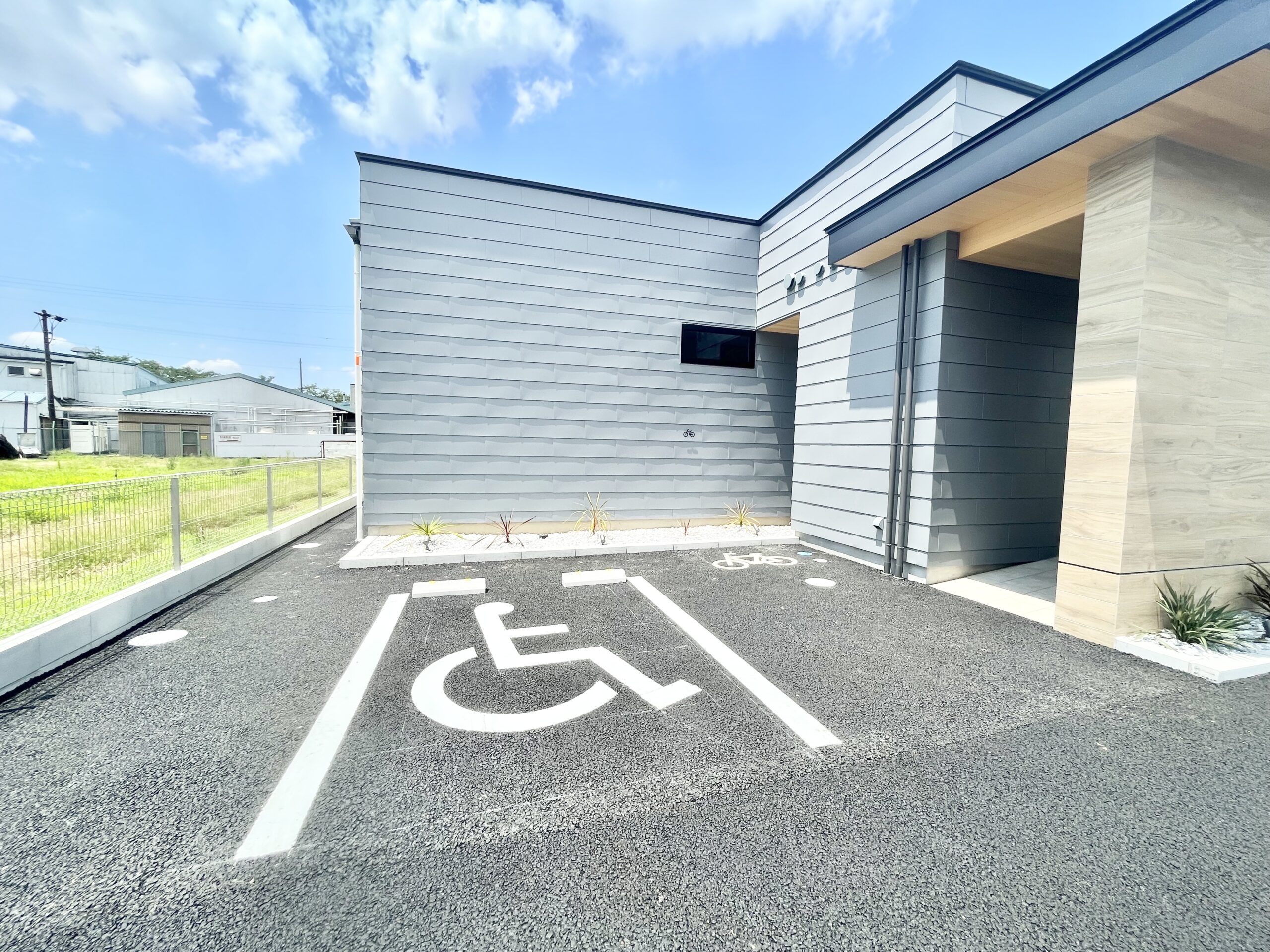 障害者用駐車場・自転車置き場